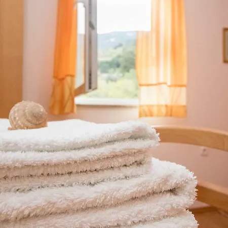 Charming Do-ma-ni Apartament